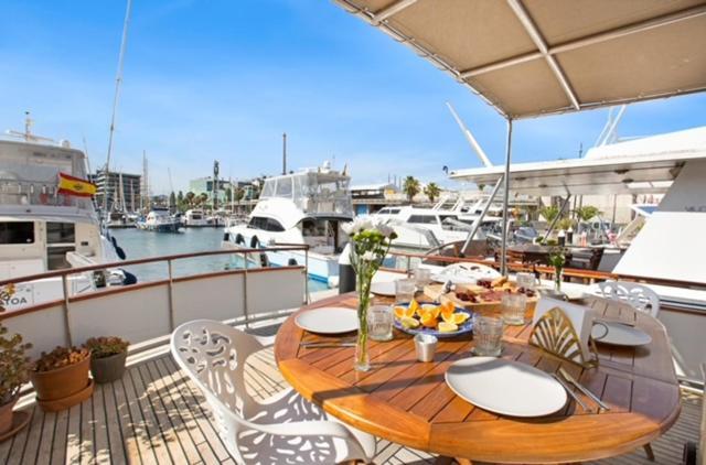 Готель Charming Boat In Barcelona - Perfect Getaway Сан-Адріа-де-Бесос Екстер'єр фото