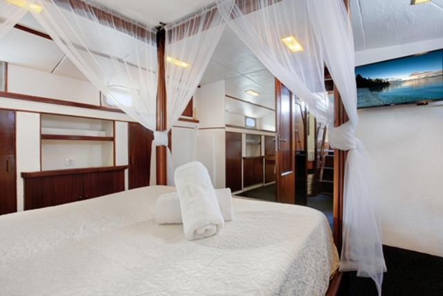 Готель Charming Boat In Barcelona - Perfect Getaway Сан-Адріа-де-Бесос Екстер'єр фото