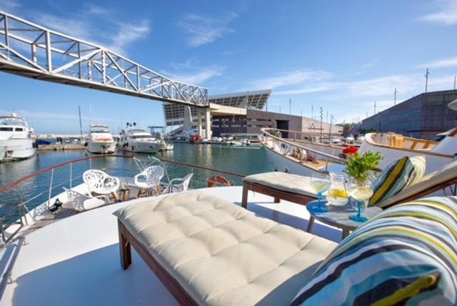 Готель Charming Boat In Barcelona - Perfect Getaway Сан-Адріа-де-Бесос Екстер'єр фото