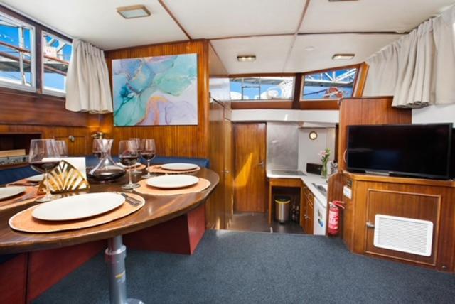 Готель Charming Boat In Barcelona - Perfect Getaway Сан-Адріа-де-Бесос Екстер'єр фото
