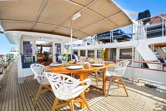 Готель Charming Boat In Barcelona - Perfect Getaway Сан-Адріа-де-Бесос Екстер'єр фото