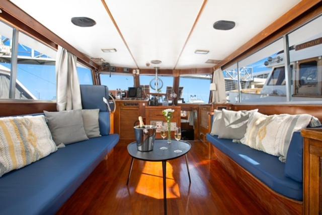 Готель Charming Boat In Barcelona - Perfect Getaway Сан-Адріа-де-Бесос Екстер'єр фото