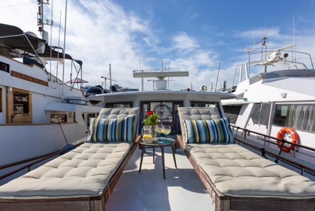 Готель Charming Boat In Barcelona - Perfect Getaway Сан-Адріа-де-Бесос Екстер'єр фото