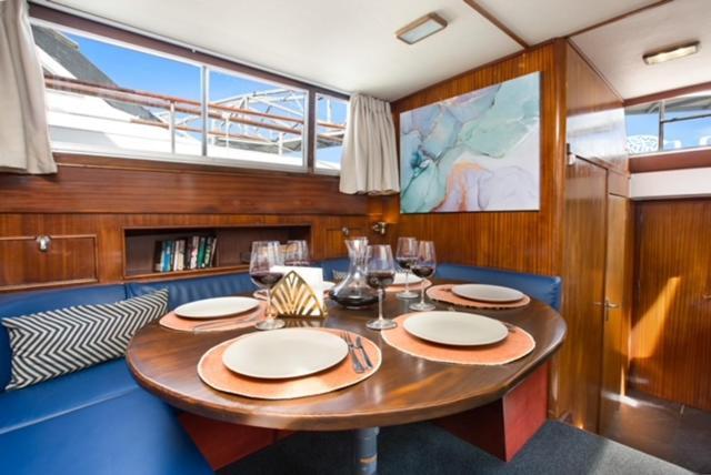 Готель Charming Boat In Barcelona - Perfect Getaway Сан-Адріа-де-Бесос Екстер'єр фото