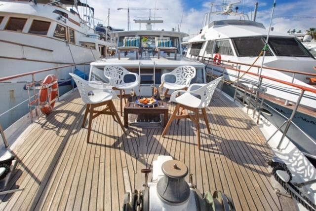 Готель Charming Boat In Barcelona - Perfect Getaway Сан-Адріа-де-Бесос Екстер'єр фото