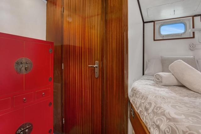 Готель Charming Boat In Barcelona - Perfect Getaway Сан-Адріа-де-Бесос Екстер'єр фото