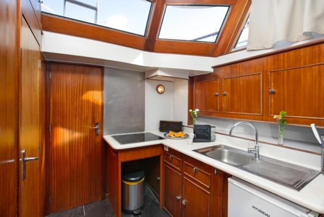 Готель Charming Boat In Barcelona - Perfect Getaway Сан-Адріа-де-Бесос Екстер'єр фото